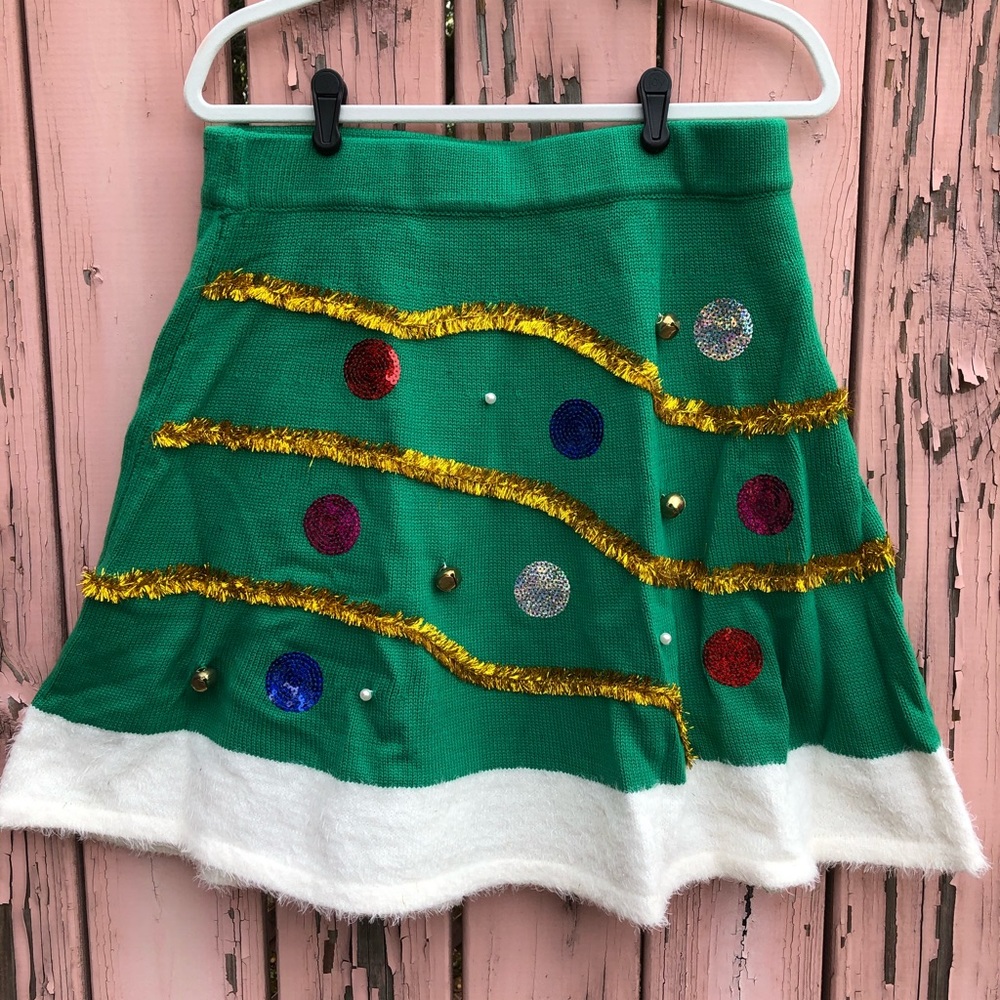 NWT United States Sweaters Christmas tree skirt